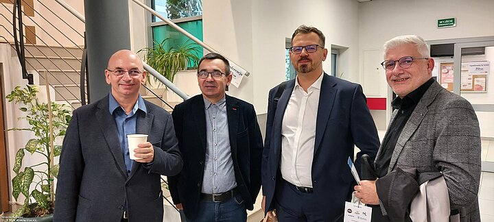 Uczestniczy konferencji