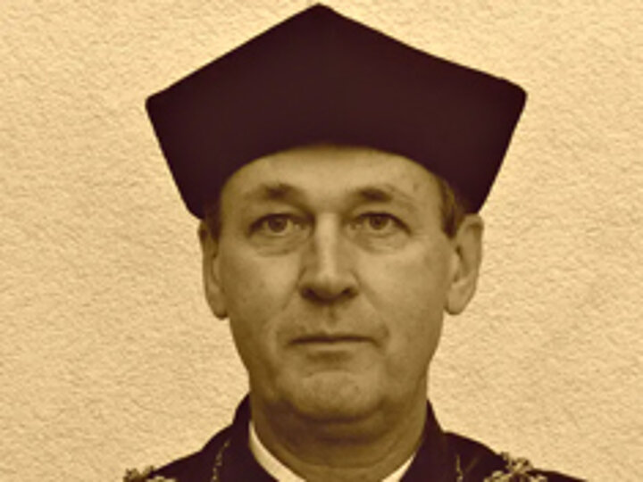 Zdjęcie portretowe starszego mężczyzny w birecie i todze.