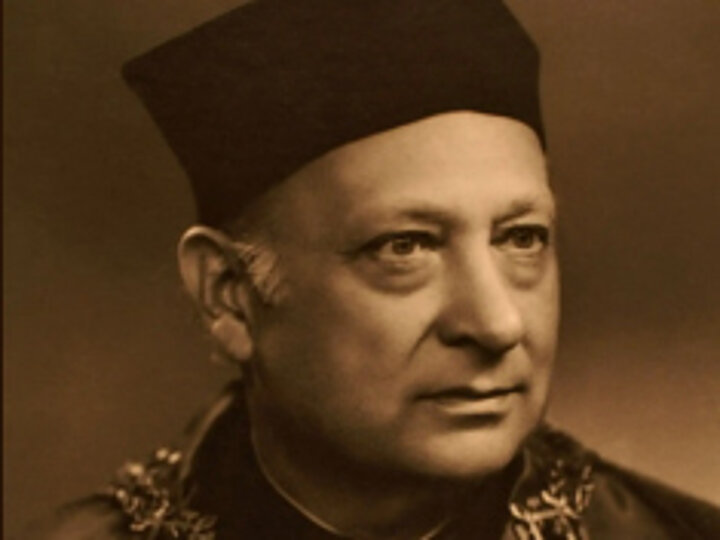 Zdjęcie portretowe starszego mężczyzny w birecie i todze.