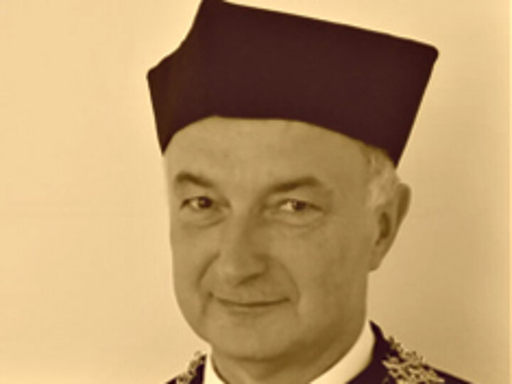 Zdjęcie portretowe starszego mężczyzny w birecie i todze.