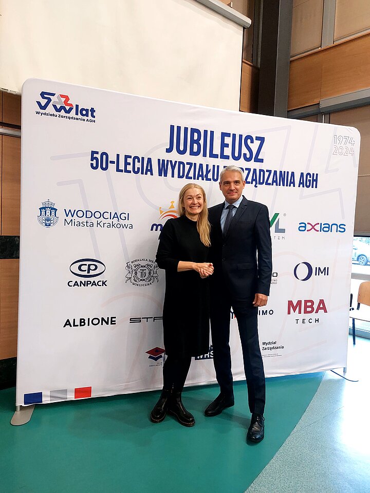Dziekan Wydziału Zarządzania AGH na tle logotypów sponsorów