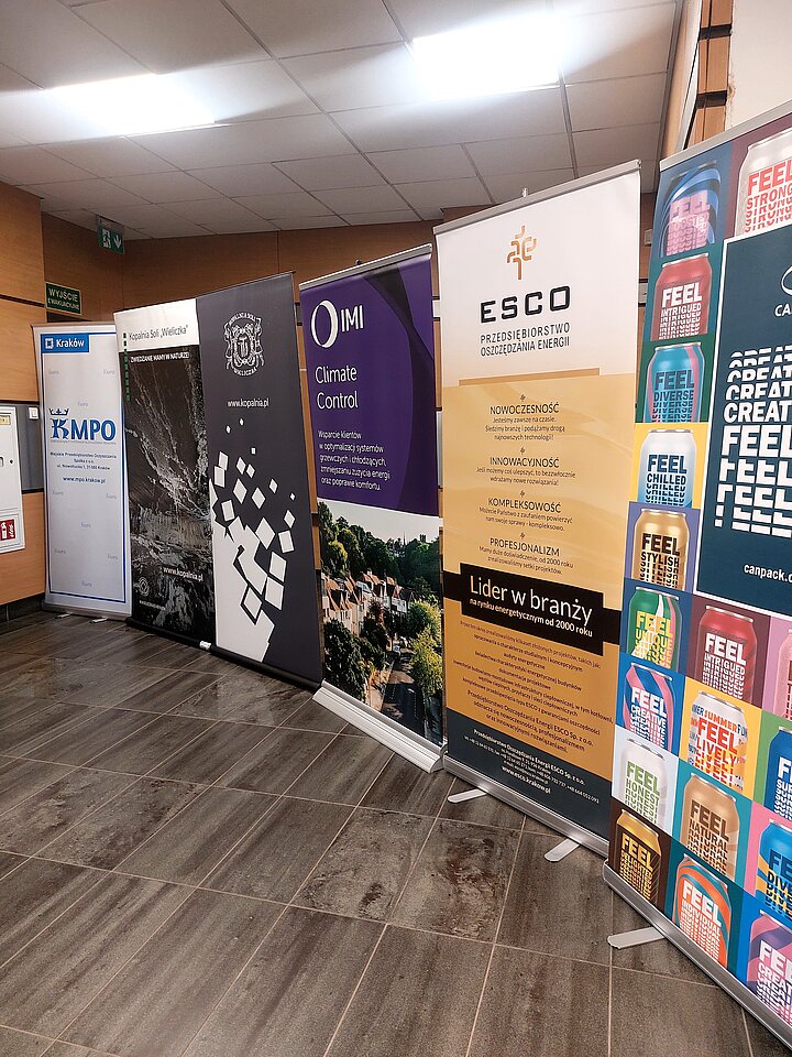 Logotypy sponsorów: KMPO, Kopalnia soli "Wieliczka", OIMI, ESCO, CANPACK