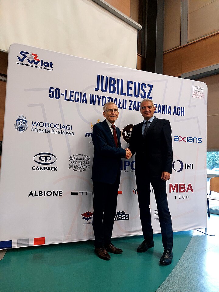 Dziekan Wydziału na tle logotypów sponsorów