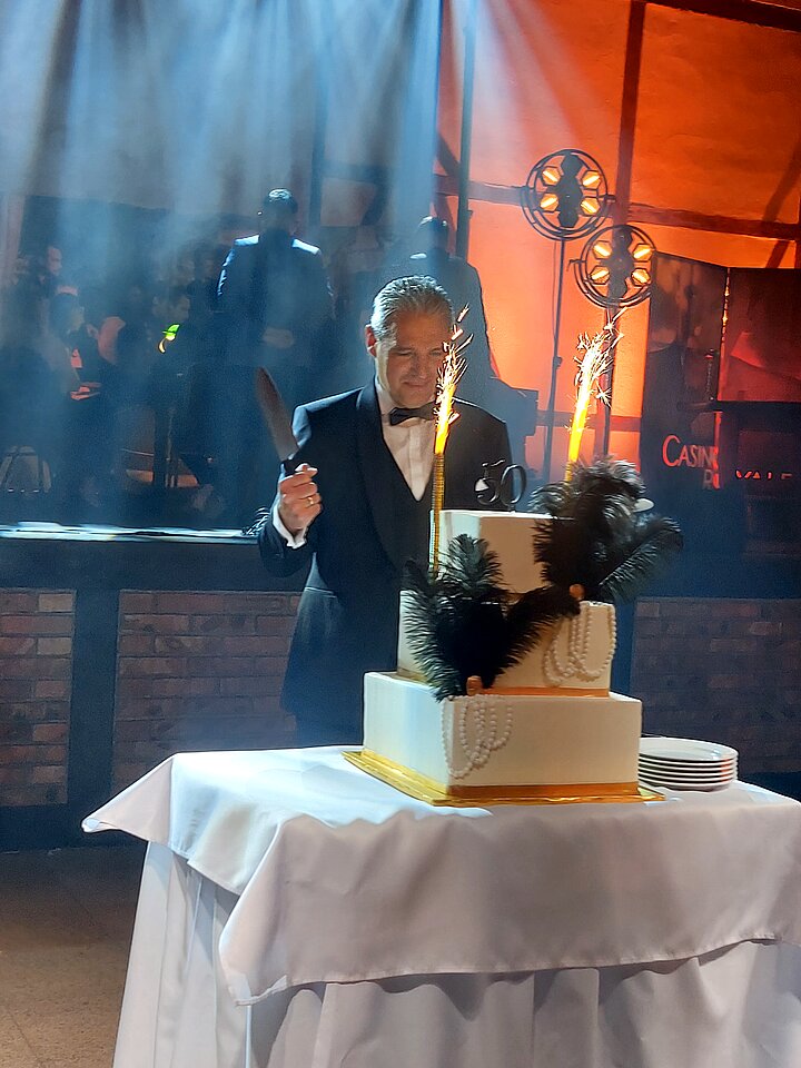 Dziekan przy torcie jubileuszowym